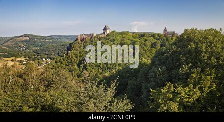 Blick auf Schloss Nideggen und die Pfarrkirche St. Johannes Baptist, Nideggen, Deutschland, Europa Stockfoto