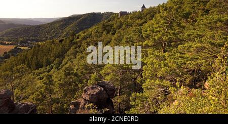 Blick vom roten Sandsteinfelsen Effles auf Schloss Nideggen, Nideggen, Eifel, Deutschland, Europa Stockfoto