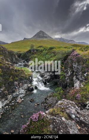 Wasserfall bei Glenspröde, Blick auf die Cuillin, Insel Skye, Schottland Stockfoto