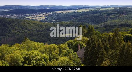 Blick vom Turm der ehemaligen NS-Ordensburg Vogelsang im Nationalpark Eifel, Deutschland Stockfoto