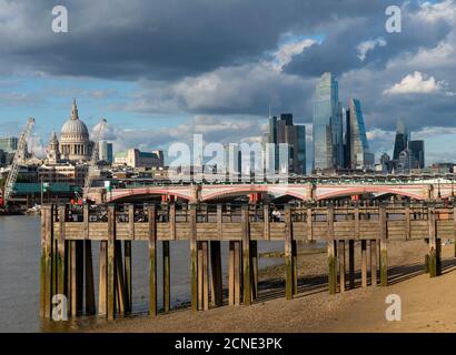 St. Pauls Cathedral und die City of London über alten Holzpfeilern am Southbank der Themse, London, England, Großbritannien, Europa Stockfoto