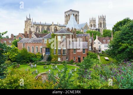 York Minster, Grays Court Hotel im Vordergrund, York, North Yorkshire, England, Großbritannien, Europa Stockfoto