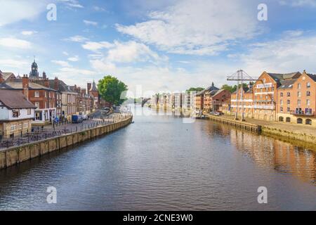 Der Fluss Ouse fließt durch die historische Stadt York, North Yorkshire, England, Großbritannien, Europa Stockfoto