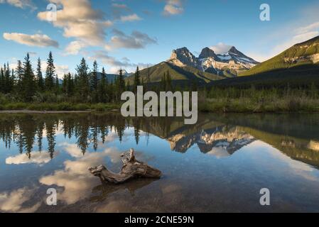 Three Sisters Sunrise at Policeman Creek, Canmore, Alberta, Canadian Rockies, Canada Stockfoto