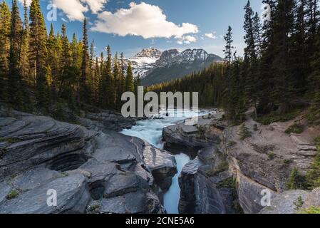 Mistaya Canyon Wasserfälle bei Sonnenuntergang mit Abendlicht und Mount Sarbach, Banff National Park, Alberta, Canadian Rockies, Kanada Stockfoto