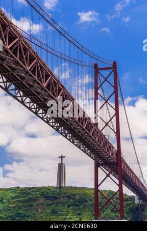 Ponte 25 de Abril Brücke mit Cristo Rei Statue (Christus der König Heiligtum) hinter, Hängebrücke über den Tejo, Lissabon, Portugal, Europa Stockfoto