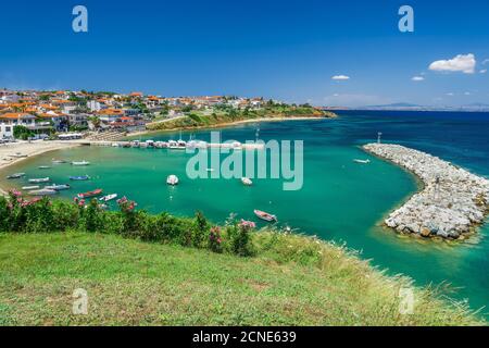 Küstendorf mit Fischerhafen, Blick auf den Hügel von Nea Fokaia auf der Halbinsel Kassandra mit niedrigen Gebäuden, Chalkidiki, Griechenland, Europa Stockfoto