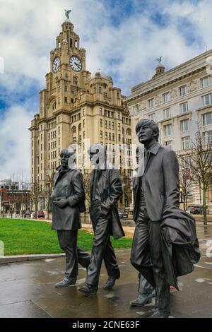 Die Beatles-Statue, Bronzekunst, die die berühmte Band mit Blick auf den Fluss Mersey mit Royal Liver Building im Hintergrund, Liverpool, Merseyside, England, darstellt Stockfoto