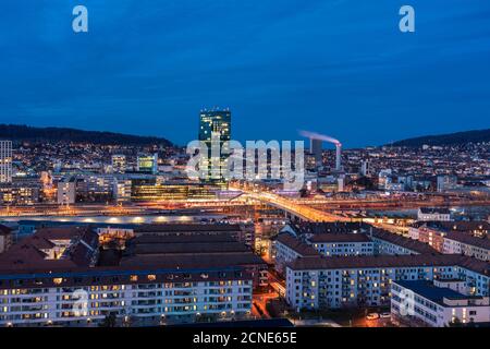 Blick auf den Zürcher Stadtteil 4 und 5 und Prime Tower, Hard Bridge von oben bei Nacht, Zürich, Schweiz, Europa Stockfoto