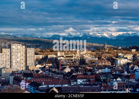 Blick auf Zürich von oben mit Bergen im Hintergrund, Zürich, Schweiz, Europa Stockfoto