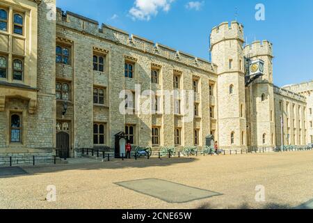 Queens Guards im Jewel House, dem Tower of London, UNESCO-Weltkulturerbe, London, England, Vereinigtes Königreich, Europa Stockfoto