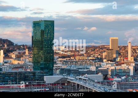 Blick auf Zürich von oben mit dem Prime Tower, Hardbridge und Bergen im Hintergrund, Zürich, Schweiz, Europa Stockfoto