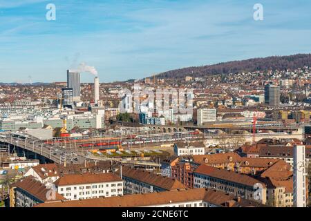 Blick auf Zürich von oben mit Bergen im Hintergrund, Zürich, Schweiz, Europa Stockfoto