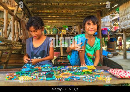 Sea Gypsies, kleine Mädchen, die Halsketten und Armbänder im Mokenstamm verkaufen, Fischerdorf Ko Surin Marine National Park, Surin Islands Stockfoto