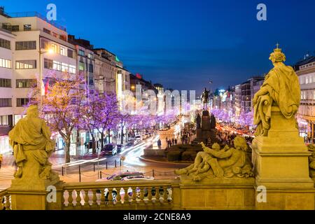 Weihnachtsschmuck und Märkte durch Statuen des Nationalmuseums am Wenzelsplatz, Neustadt, Prag, Tschechien, Europa Stockfoto