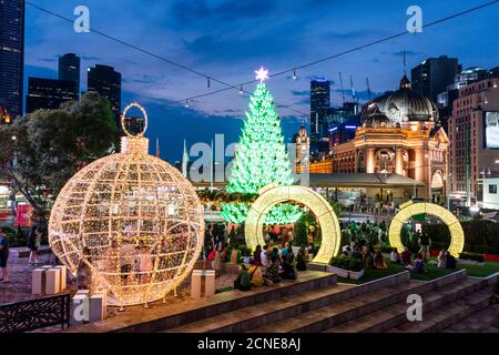 Weihnachtsbaum und Dekoration auf Federation Squares Christmas Square, City of Melbourne, Victoria, Australien, Pazifik Stockfoto