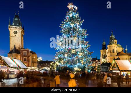 Weihnachtsmarkt, Weihnachtsbaum, Gotisches Rathaus und barocke St.-Nikolaus-Kirche am Altstädter Ring, Altstadt, Prag, Tschechische Republik Stockfoto