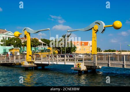 Liftbrücke in Willemstad, Curacao, ABC-Inseln, Niederländische Antillen, Karibik, Mittelamerika Stockfoto