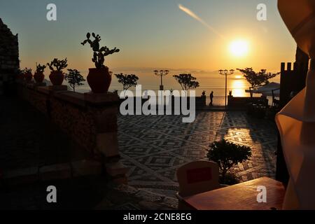 Castelmola - Belvedere di Piazza Sant'Antonio all'alba Stockfoto