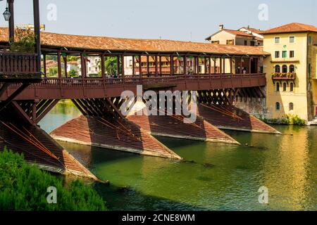 Ponte Vecchio Brücke über den Fluss Brenta, Bassano del Grappa, Region Venetien, Italien, Europa Stockfoto