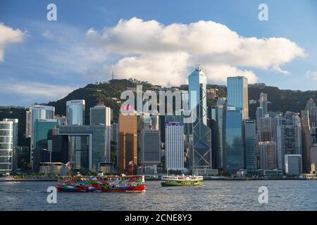 Star Ferry und Skyline von Hong Kong Island, Hong Kong, China, Asien Stockfoto