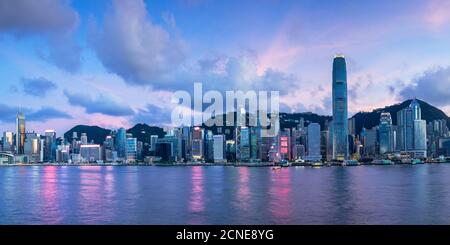 Skyline von Hong Kong Island bei Sonnenuntergang, Hongkong, China, Asien Stockfoto