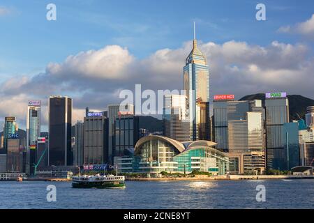 Star Ferry in Victoria Harbour mit Wolkenkratzern von Wan Chai, Hongkong, China, Asien Stockfoto