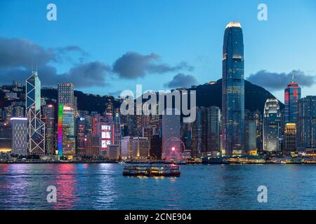 Star Ferry im Victoria Harbour und Skyline von Hong Kong Island in der Abenddämmerung, Hong Kong, China, Asien Stockfoto