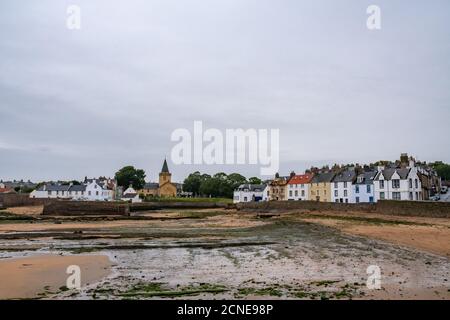 Eine Reihe von Strandhäusern mit Blick auf den Strand in der kleinen Touristenstadt Anstruther, Fife in Schottland an einem grauen, bewölkten Tag. Stockfoto