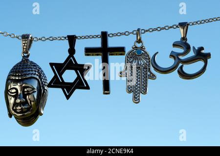 Religiöse Symbole des Christentums, Islam, Judentum, Buddhismus und Hinduismus, interreligiöser Dialog, Frankreich, Europa Stockfoto