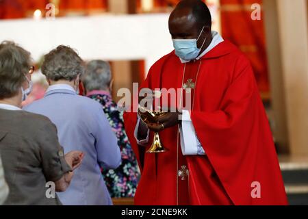 Coronavirus-Epidemie (Covid-19), Feier der Pfingstmesse nach der Aussperrung, Heilige Kommunion, St. Louis de Novel Kirche Stockfoto