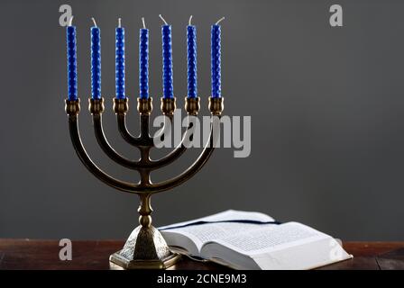 Offene Tora und die Menora (hebräischer Leuchter mit sieben Lampen), Symbol des Judentums seit der Antike, Frankreich, Europa Stockfoto