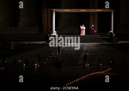 Papst Franziskus hat den Vorsitz über den Karfreitagsweg (Via Crucis) auf dem Petersplatz, Vatikan, Rom, Latium, Italien, Europa Stockfoto