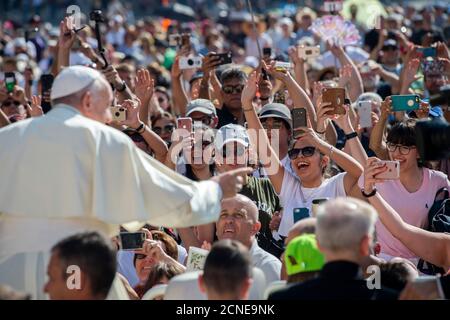 Papst Franziskus kommt für seine wöchentliche Generalaudienz auf dem Petersplatz im Vatikan, Rom, Latium, Italien, Europa Stockfoto