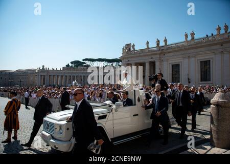 Papst Franziskus kommt für seine wöchentliche Generalaudienz auf dem Petersplatz im Vatikan, Rom, Latium, Italien, Europa Stockfoto