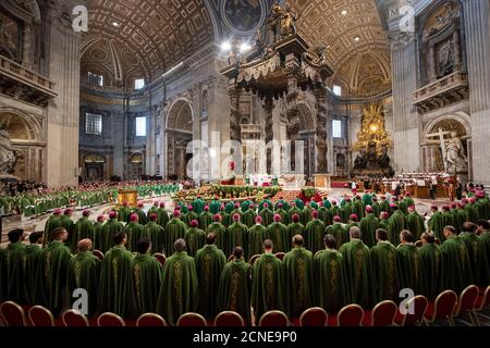 Papst Franziskus feiert die Schlussmesse der Amazonassynode in der Petersbasilika, im Vatikan, in Rom, im Latium, in Italien und in Europa Stockfoto