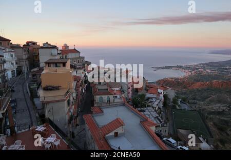 Castelmola - Panorama del borgo all'alba Stockfoto