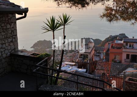 Castelmola - Panorama del borgo dal castello all'alba Stockfoto