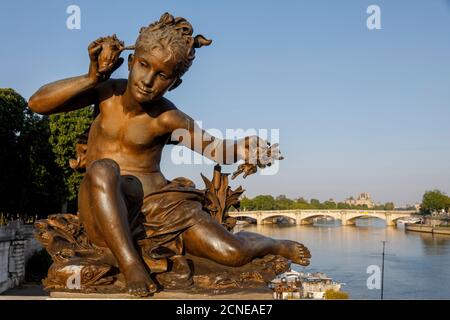 Statue auf Alexander III Brücke, Paris, Frankreich, Europa Stockfoto