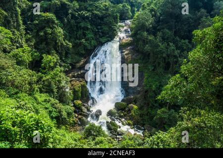 Der 70m Valara Wasserfall auf dem Deviyar Fluss nach Monsoon, ein beliebter Anblick auf der Straße nach Munnar, Idukki Bezirk, Kerala, Indien, Asien Stockfoto