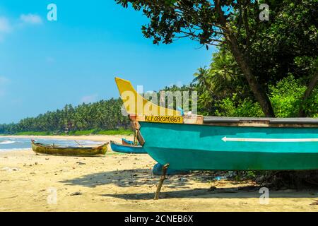 Fischerboote in schönen unberührten, Kizhunna Strand, südlich von Kannur an der Keralan Nordküste, Kizhunna, Kannur, Kerala, Indien, Asien Stockfoto