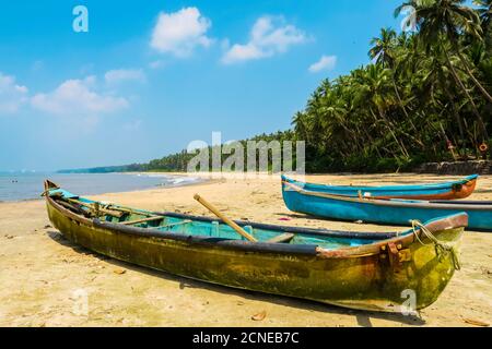 Fischerboote in schönen unberührten, Kizhunna Strand, südlich von Kannur an der Keralan Nordküste, Kizhunna, Kannur, Kerala, Indien, Asien Stockfoto