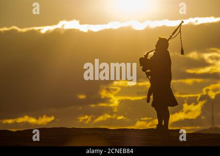 Blick auf den einbeinigen Pfeifer bei Sonnenuntergang auf Curbar Edge, Curbar, Hope Valley, Peak District National Park, Derbyshire, England, Großbritannien, Europa Stockfoto