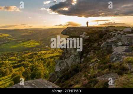 Blick auf den einbeinigen Pfeifer bei Sonnenuntergang auf Curbar Edge, Curbar, Hope Valley, Peak District National Park, Derbyshire, England, Großbritannien, Europa Stockfoto