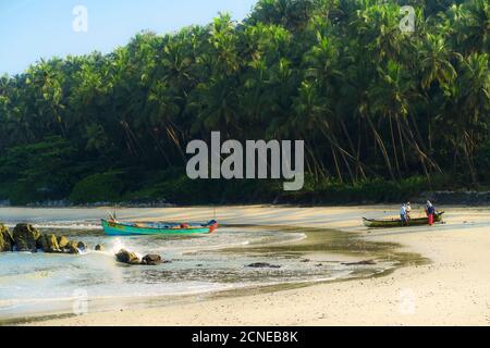 Fischer mit Boot am schönen Kizhunna Strand, südlich von Kannur an der keralanischen Nordküste, Kizhunna, Kannur, Kerala, Indien, Asien Stockfoto