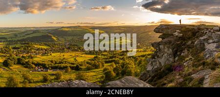 Blick auf den einbeinigen Pfeifer bei Sonnenuntergang auf Curbar Edge, Curbar, Hope Valley, Peak District National Park, Derbyshire, England, Großbritannien, Europa Stockfoto