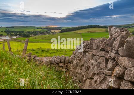 Blick auf Sonnenuntergang und Trockensteinmauer mit Blick auf Peak Forest, Peak District National Park, Derbyshire, England, Großbritannien, Europa Stockfoto