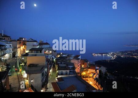 Castelmola - Scorcio del borgo di sera Stockfoto