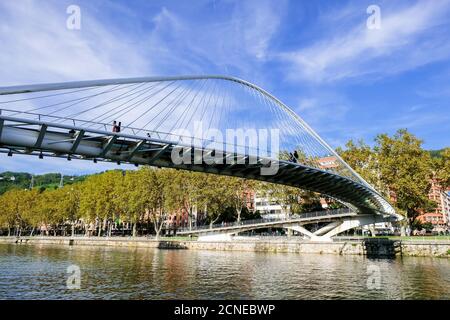 Bilbao, Bizkaia, Spanien - 4. Oktober 2017. Zubizuri-Brücke, Santiago Calatrava in Bilbao, Spanien. Die Menschen gehen auf einer Hängebrücke über eine Fußgängerbrücke Stockfoto