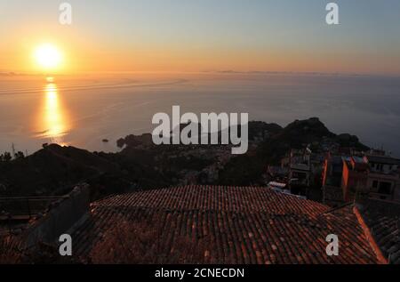 Castelmola - Scorcio di Taormina all'alba dal Terrazzo del castello Stockfoto